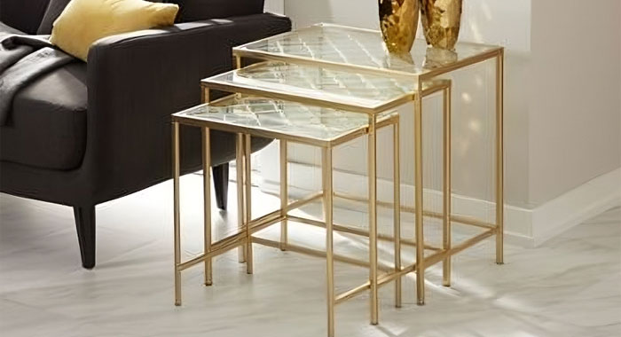 Tres mesas de centro en herrería estilo cubo con cristal y detalles en dorado