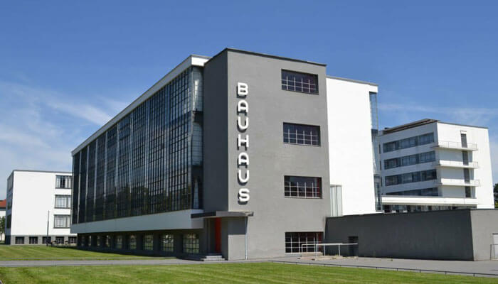 Edificio y áreas verdes de la Bauhaus Dessau en Alemania