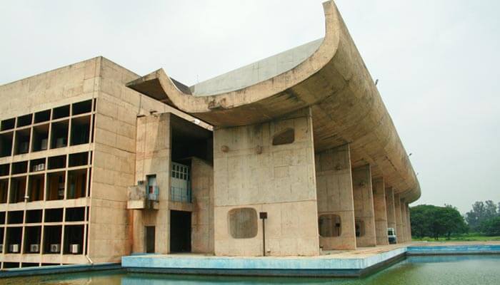 Exterior del palacio de la asamblea en Chandigarh