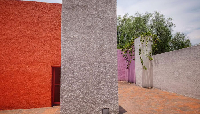 Fachada de la Casa Luis Barragán con diseño de arquitectura moderna y contraste de colores