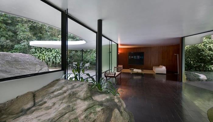 Interior de la Casa Das Canoas del arquitecto Oscar Niemeyer en Brasil