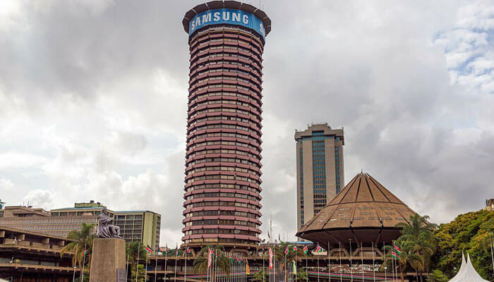 Kenyatta International Convention Centre, plaza, fuente y otras edificaciones alrededor