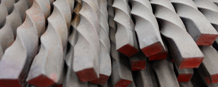 Acercamiento a perfil de acero cuadrado retorcido para barda