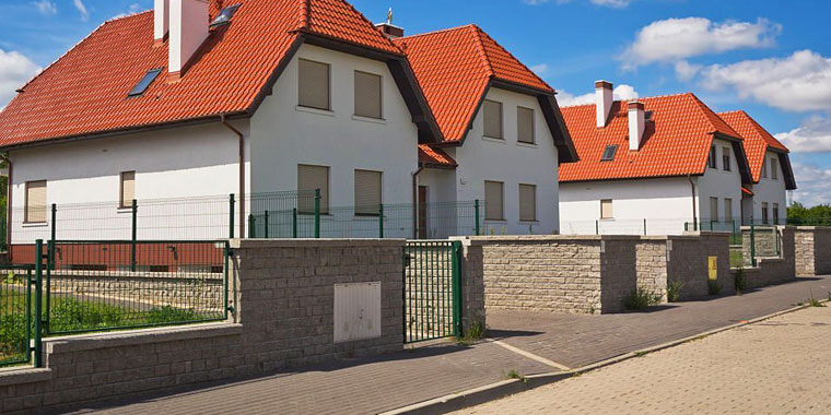 Barda con puerta en casa pequeña