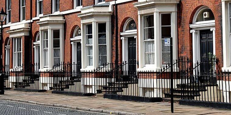 Barda para casa con reja de poca altura elaborada con herreria