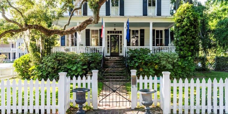 Barda para casa de campo con pequeña puerta de herrería en medio