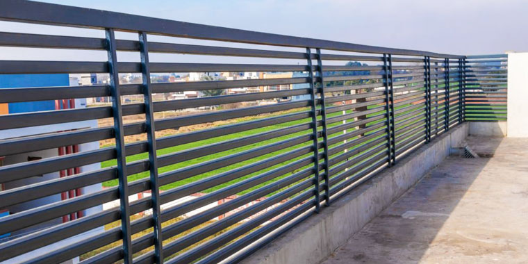 Barda para casa de poca altura con piezas de perfil PTR y concreto