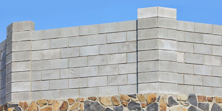 Barda para casa elaborada con bloques de concreto sin revestimiento