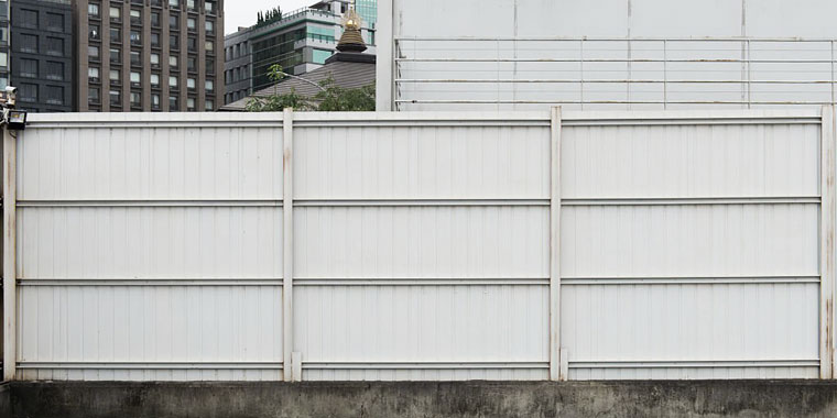 Barda para casa elaborada con multipanel de color blanco