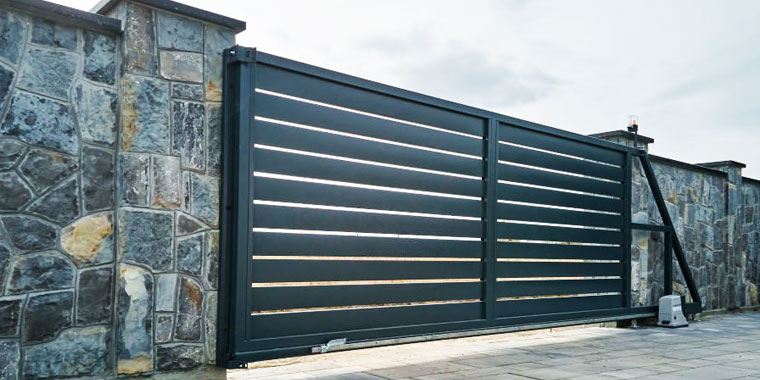 Barda para casa elaborada con piedra soleras de acero