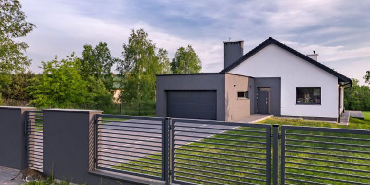 Barda para casa prefabricada instalada en el perímetro de una casa en una zona residencial