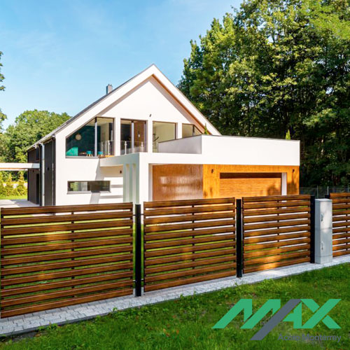 Casa con barda de madera y perfiles de acero