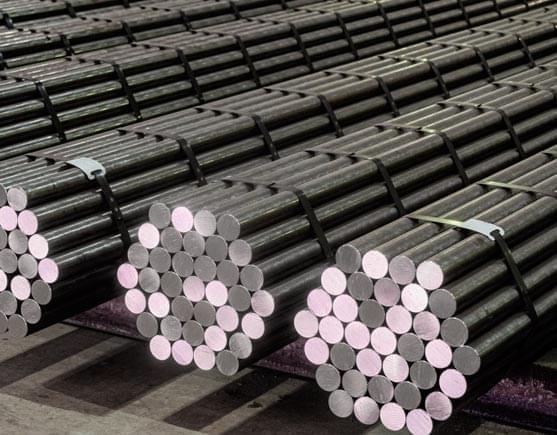 Barras de acero en una bodega