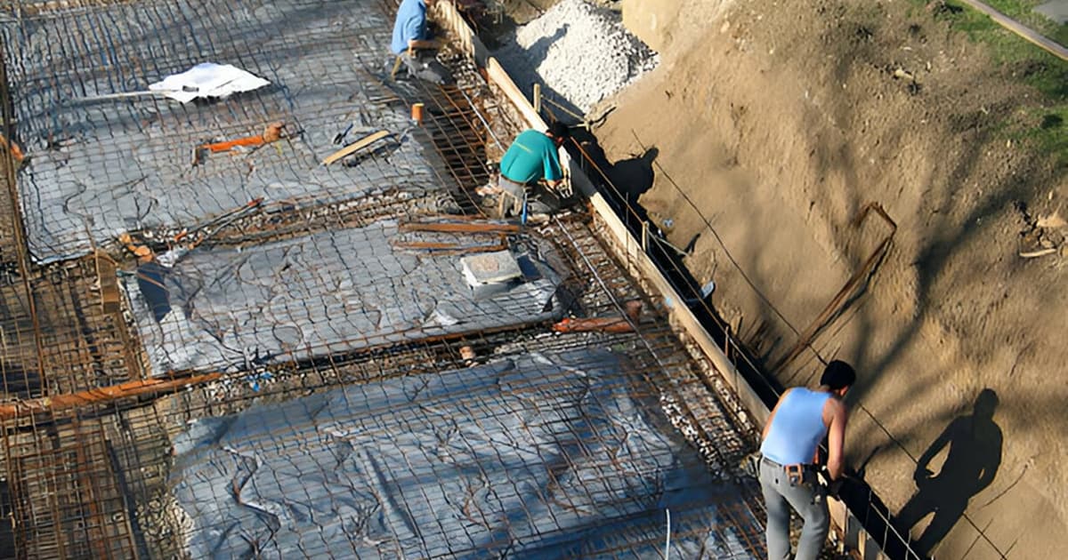 Trabajadores realizando un emparrillado de acero para cimentación