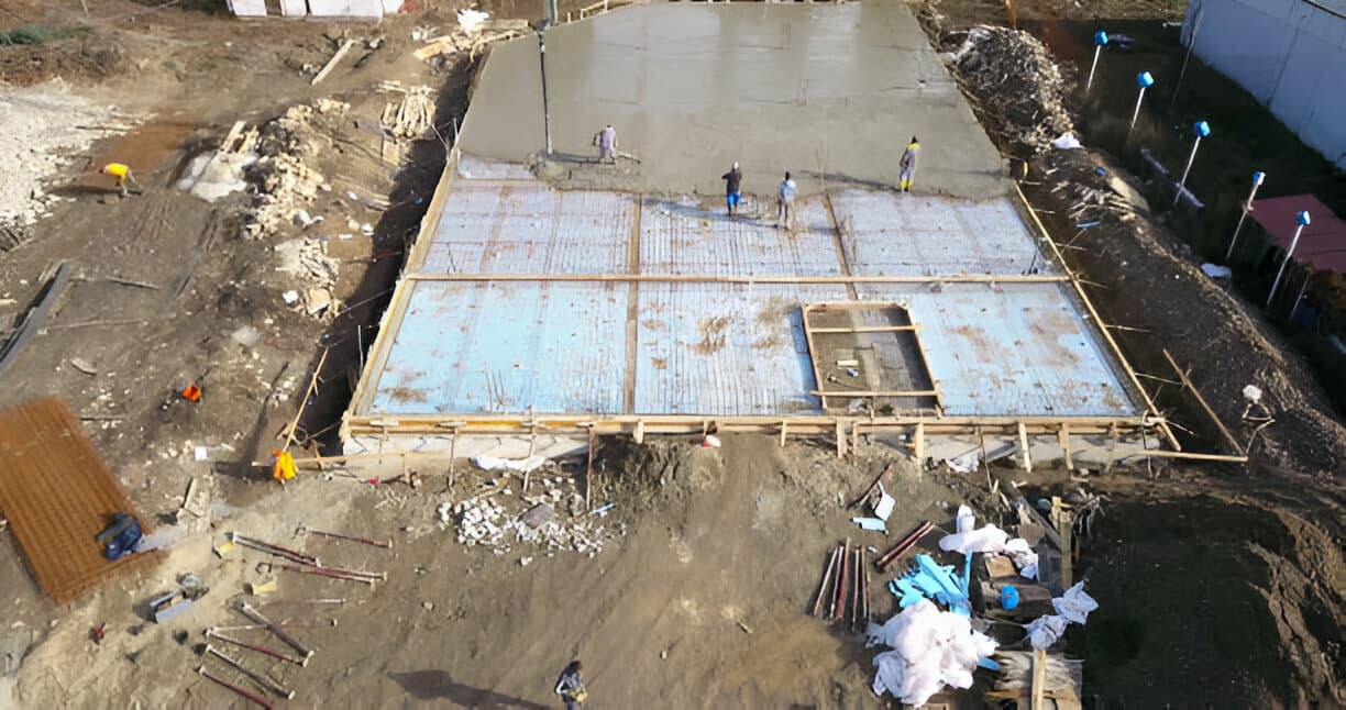 Vista aérea de una cimentación en construcción con refuerzo de malla de acero