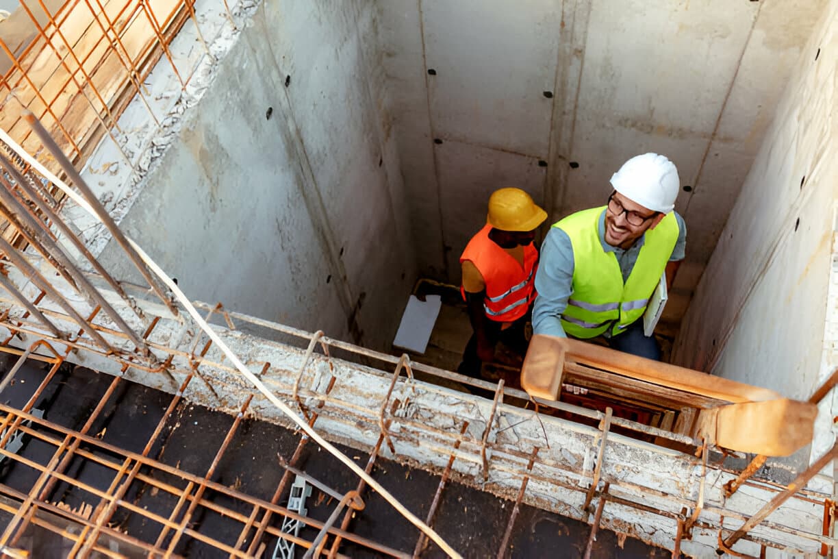 Cimentación semiprofunda supervisada por trabajadores en obra