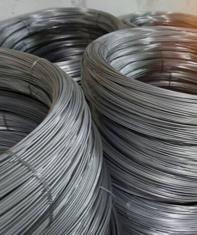 Rollos de alambre galvanizado de acero almacenados.