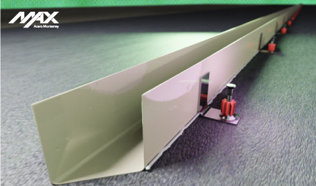 Canal inferior exterior siendo instalado en el suelo con ayuda de clavos ancla