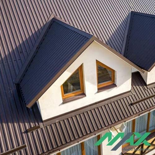 Casa con techo de lámina utiliza un diseño moderno