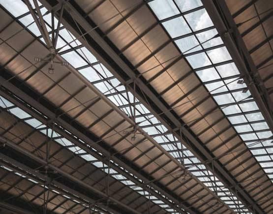 Interior de casa con techo de lámina y diseño moderno