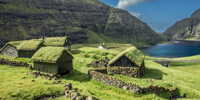 Antigua casa de piedra construida en una zona montañosa - Casas minimalistas pequeñas