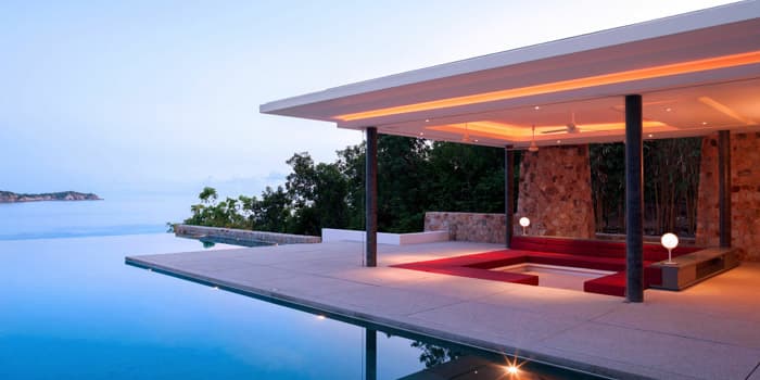 Casa minimalista pequeña con elementos de mampostería de piedra junto al mar