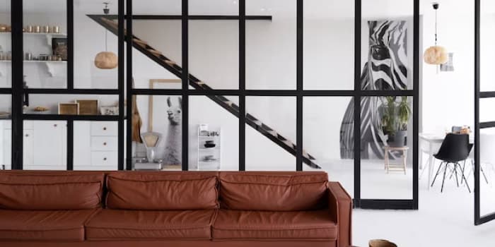 Estructura secundaria de acero usada para dividir la estancia y comedor dentro de una casa minimalista moderna