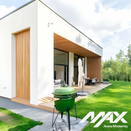 Exterior de casa minimalista blanca con acabados de madera