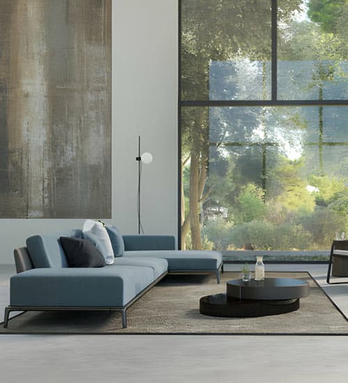 Interior sala minimalista con gran ventanal