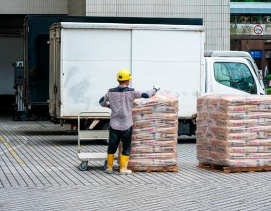 Empleado revisando bultos de cemento