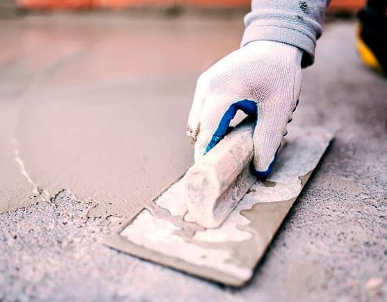 Trabajador aplicando cemento mortero