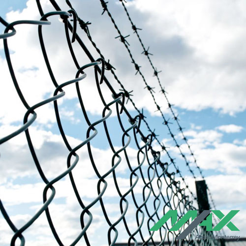 Cerca con alambre de púas en la parte superior