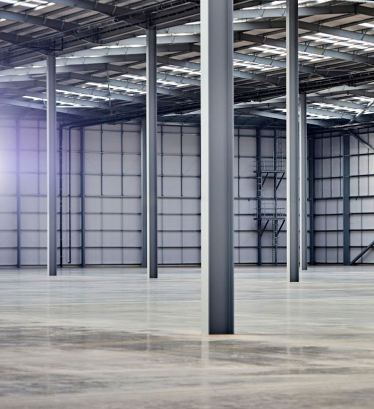 Columnas de acero soportando la parte superior de una nave industrial