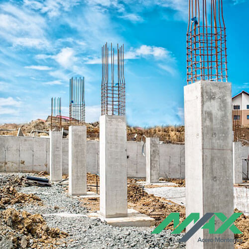 Columnas de concreto armado en construcción