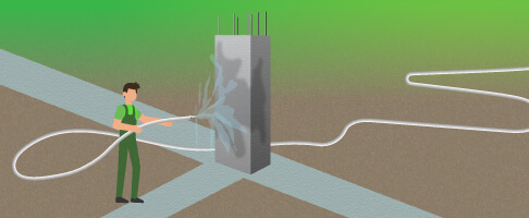 En las columnas en construcción es clave mantener humedo el material durante la fase de curado para evitar grietas