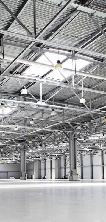 Bodega de lámina con iluminación natural por el techo traslúcido.