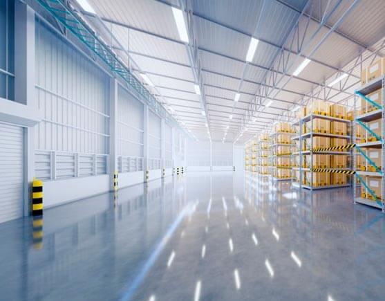 Bodega de lámina iluminada con luz artificial en su interior.