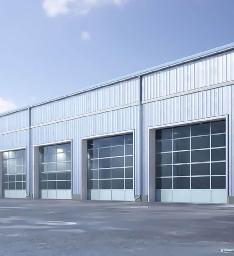 Bodega de lámina construida con perfiles acanalados en paredes y techo.