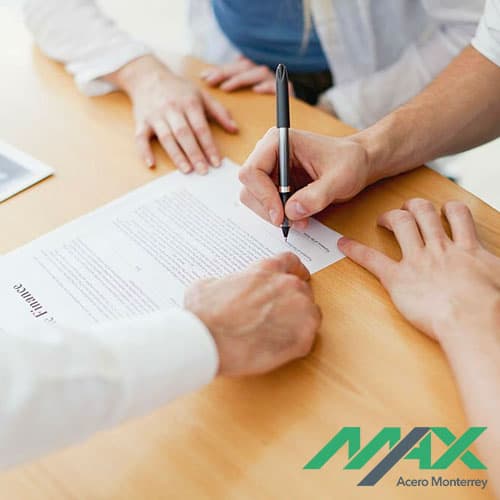 Personas firmando contrato de compraventa