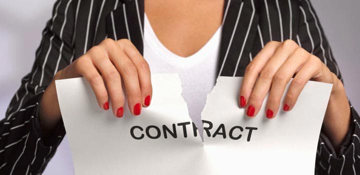 Mujer rompiendo hojas de contrato