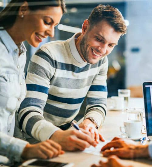 Pareja firmando contrato de compraventa de terreno