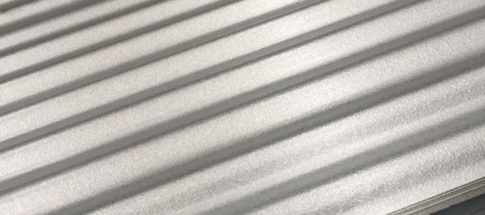 Acercamiento al acero con acabado Zintro Alum