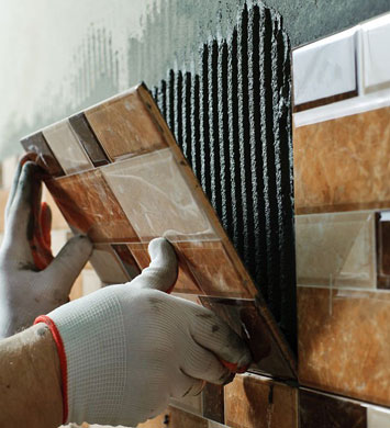 Aplicación de baldosas con recubrimiento cerámico sobre pared