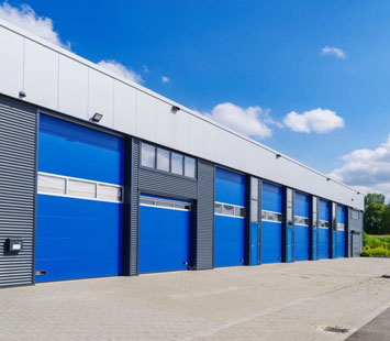 Fachada de bodega fabricada con lámina con recubrimiento de pintura