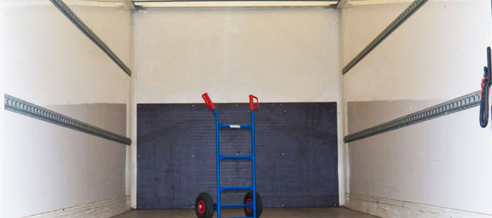 Interior de camión con revestimiento plástico