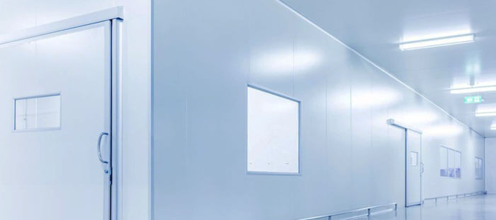 Pasillos de laboratorio con recubrimiento plástico en paredes