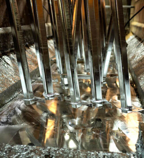 Piezas de acero atravesando por un proceso de galvanizado