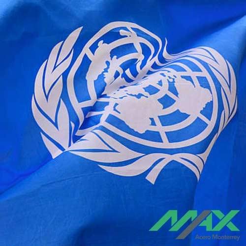 Bandera de la Organización de las Naciones Unidas ondeando su escudo