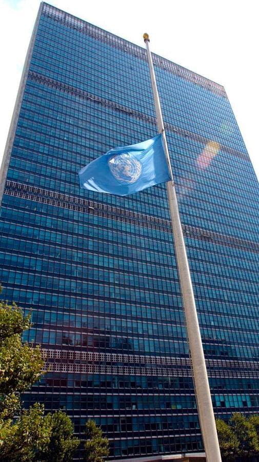 Toma contrapicada del edificio sede de las naciones unidas en Nueva York - Día de las naciones Unidas