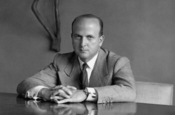 Arquitecto Juan Sordo Madaleno sentado frente a su escritorio